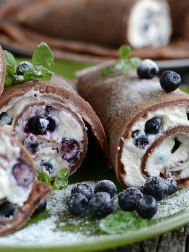 Czekoladowe naleśniki z jagodami i mascarpone