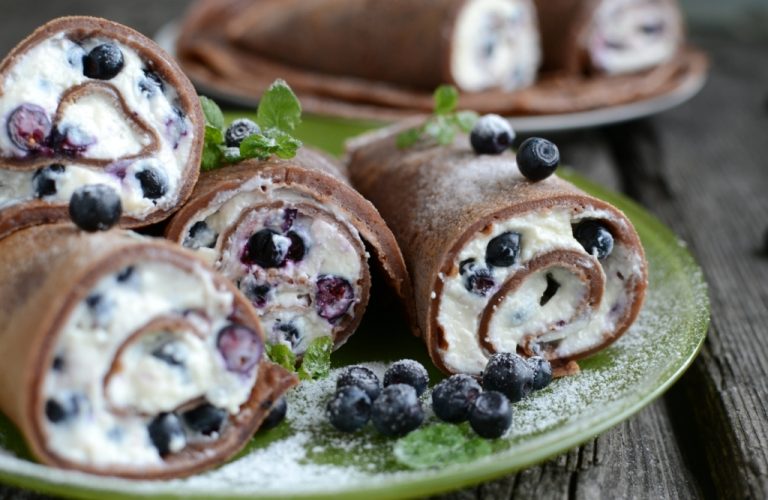 Czekoladowe naleśniki z jagodami i mascarpone