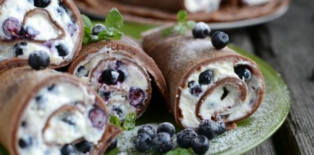 Czekoladowe naleśniki z jagodami i mascarpone