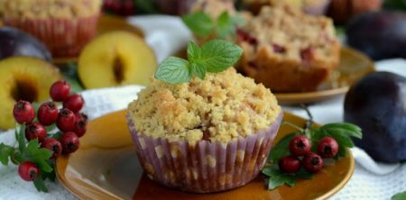 Muffinki ze śliwkami i kruszonką