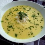 Jajko w koszulce z tuńczykiem i pomidorami