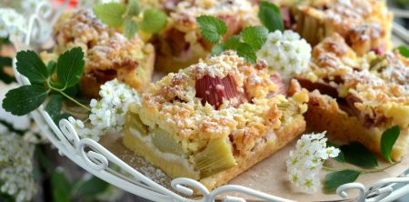 Kruche ciasto z rabarbarem i marcepanem