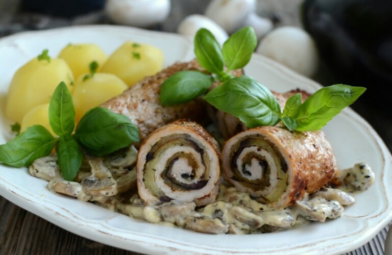 Roladki z grillowanym bakłażanem z sosem pieczarkowym