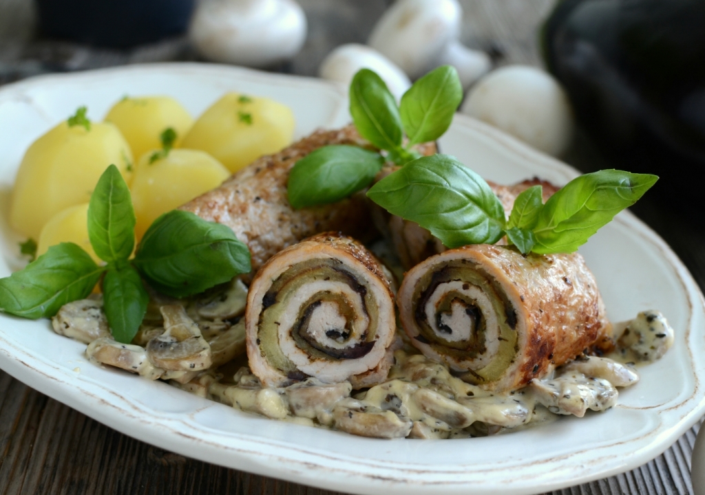 Roladki z grillowanym bakłażanem z sosem pieczarkowym