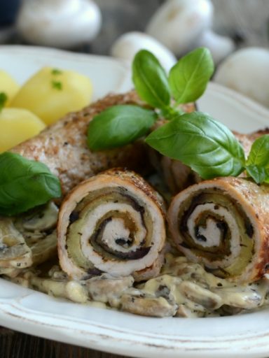 Roladki z grillowanym bakłażanem z sosem pieczarkowym