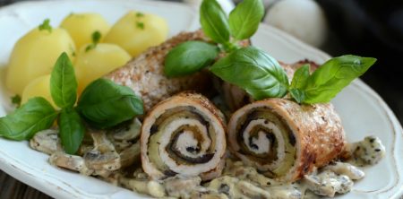 Roladki z grillowanym bakłażanem z sosem pieczarkowym