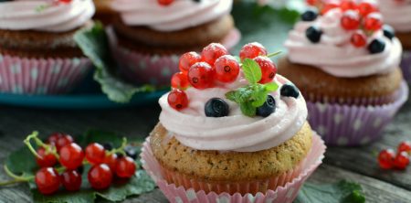 Cytrynowo-makowe babeczki z kremem z czerwonej porzeczki