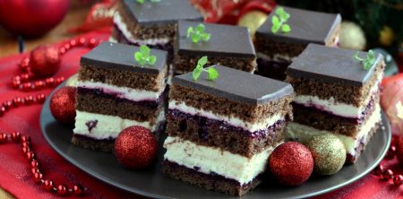 Torcik piernikowy z czarną porzeczką