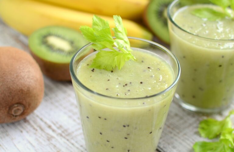 Koktajl z selerem naciowym, kiwi i bananem