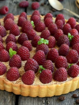 Tarta z kremem kawowym i malinami