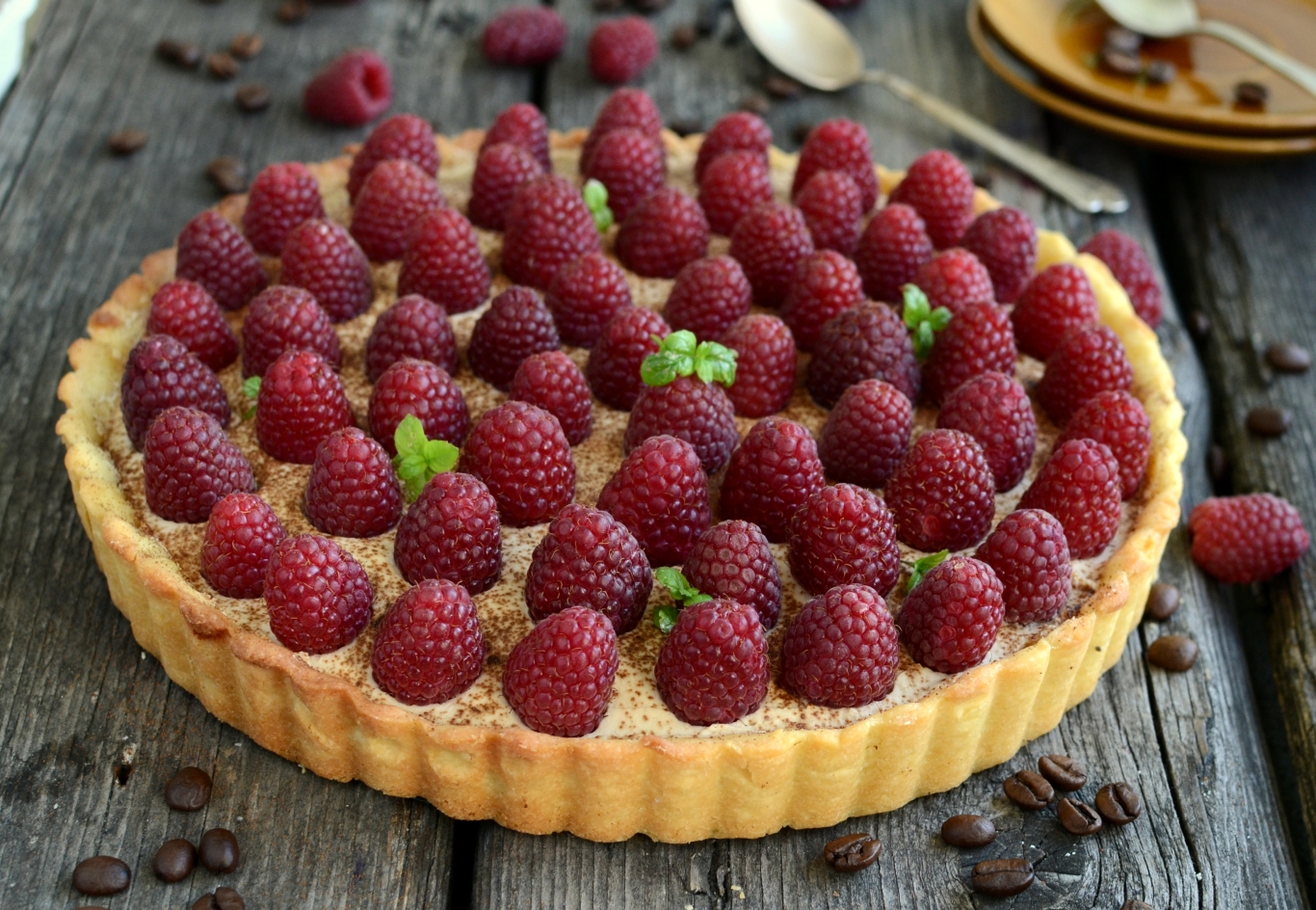 Tarta z kremem kawowym i malinami