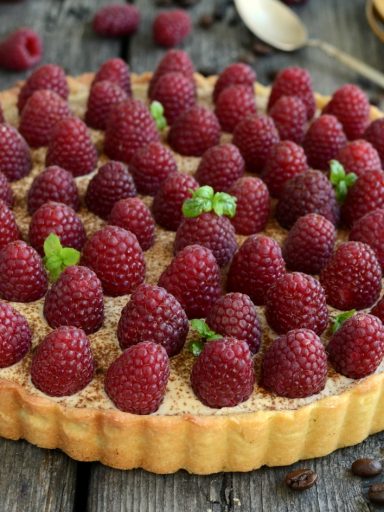 Tarta z kremem kawowym i malinami