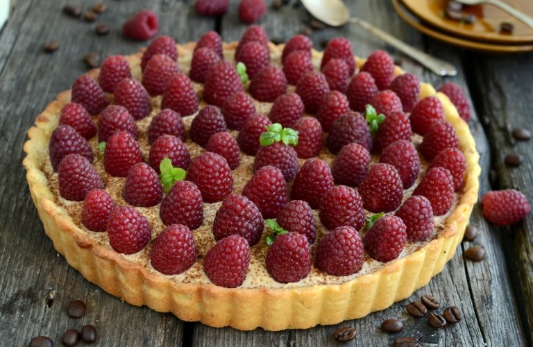 Tarta z kremem kawowym i malinami