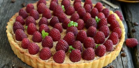 Tarta z kremem kawowym i malinami