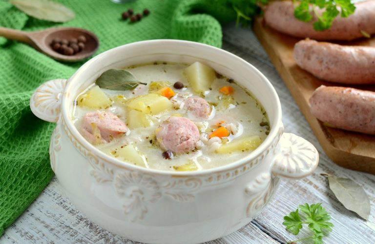Zupa ogórkowa z białą kiełbasą