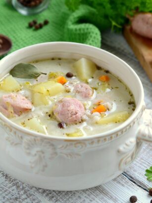 Zupa ogórkowa z białą kiełbasą