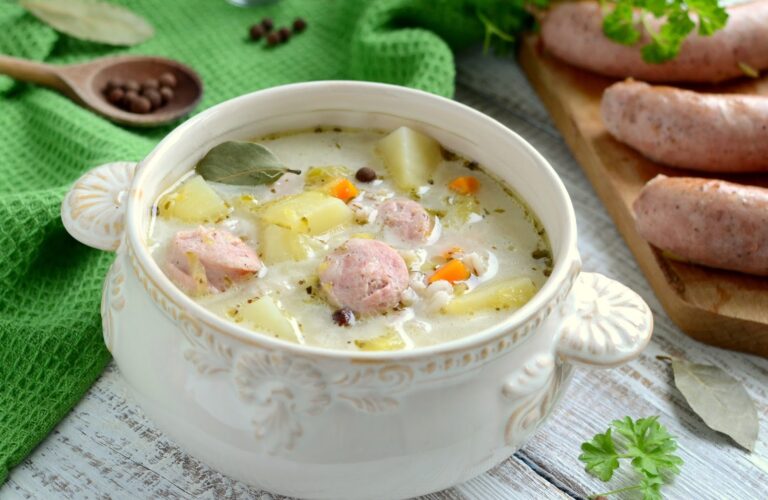 Zupa ogórkowa z białą kiełbasą