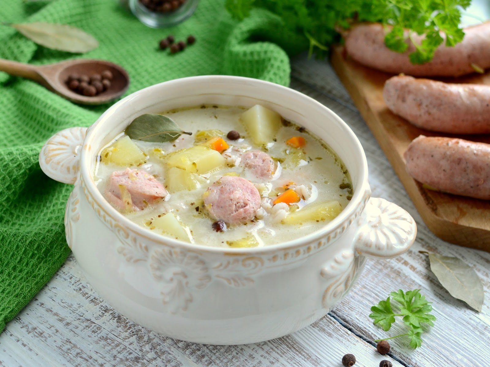 Zupa ogórkowa z białą kiełbasą