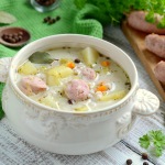 Zupa ogórkowa z białą kiełbasą
