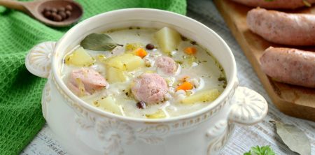 Zupa ogórkowa z białą kiełbasą