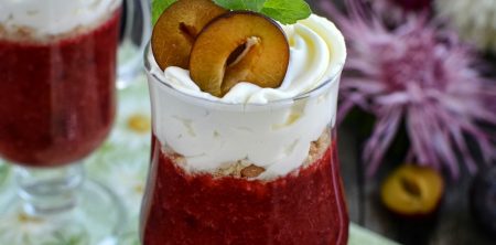 Śliwki pod śmietankową czapeczką