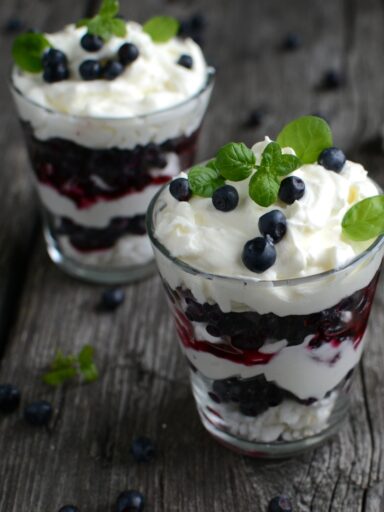 Jagodowy eton mess
