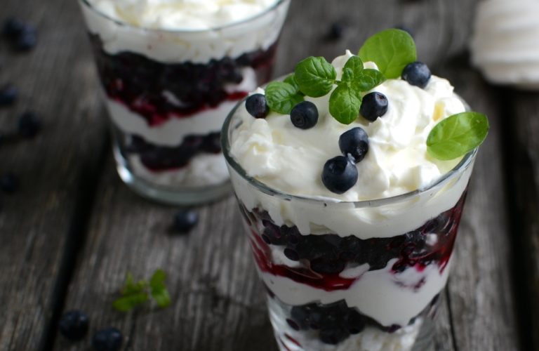 Jagodowy eton mess