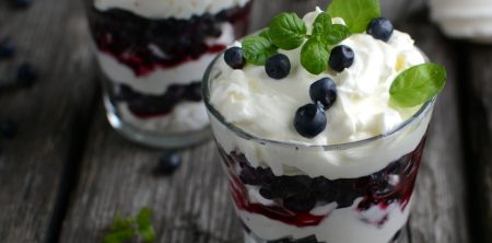 Jagodowy eton mess