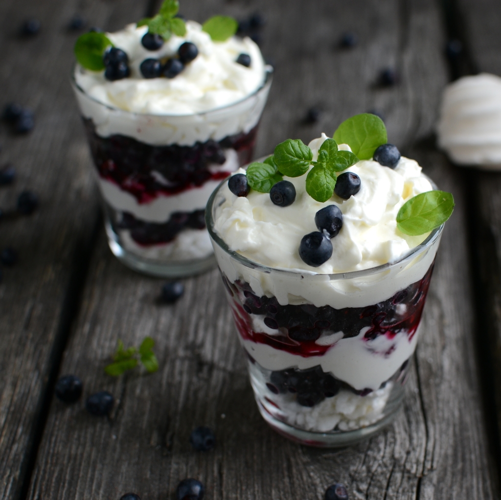 Jagodowy eton mess