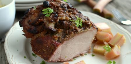 Łopatka pieczona w rabarbarze