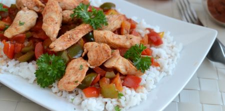 Kurczak na parze z salsą paprykową