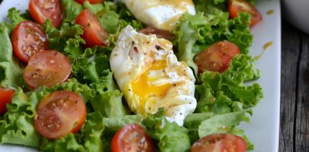 Jajko w koszulce na sałacie z sosem miodowo-musztardowym