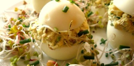 Jajka w czapeczkach z farszem z kiełek