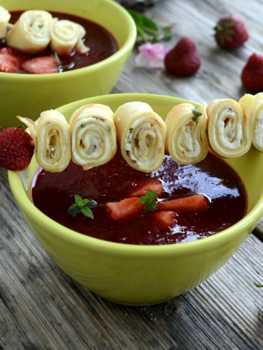 Zupa truskawkowa z naleśnikami