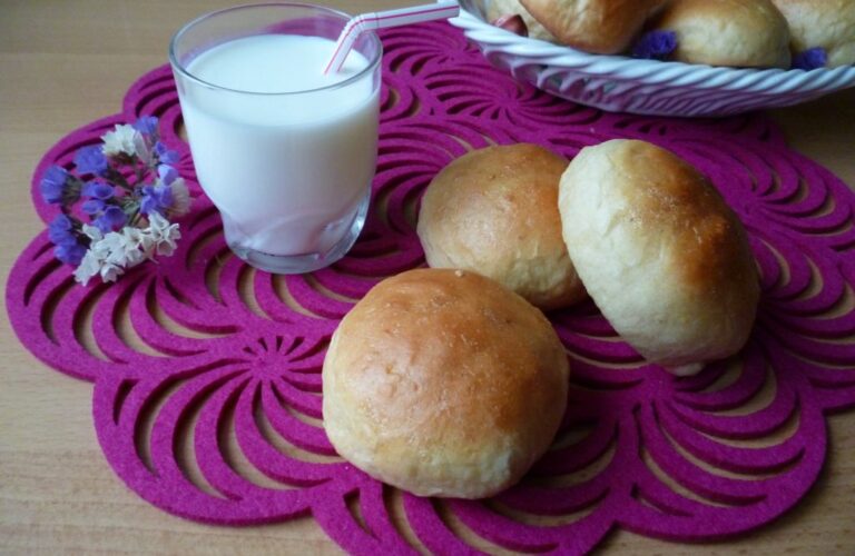 Bułeczki drożdżowe z marmoladą