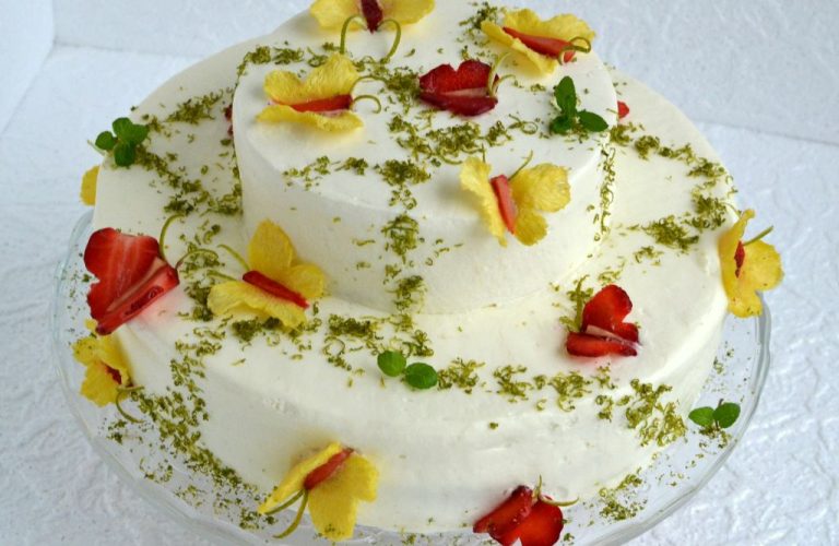 Tort truskawkowo-ananasowy