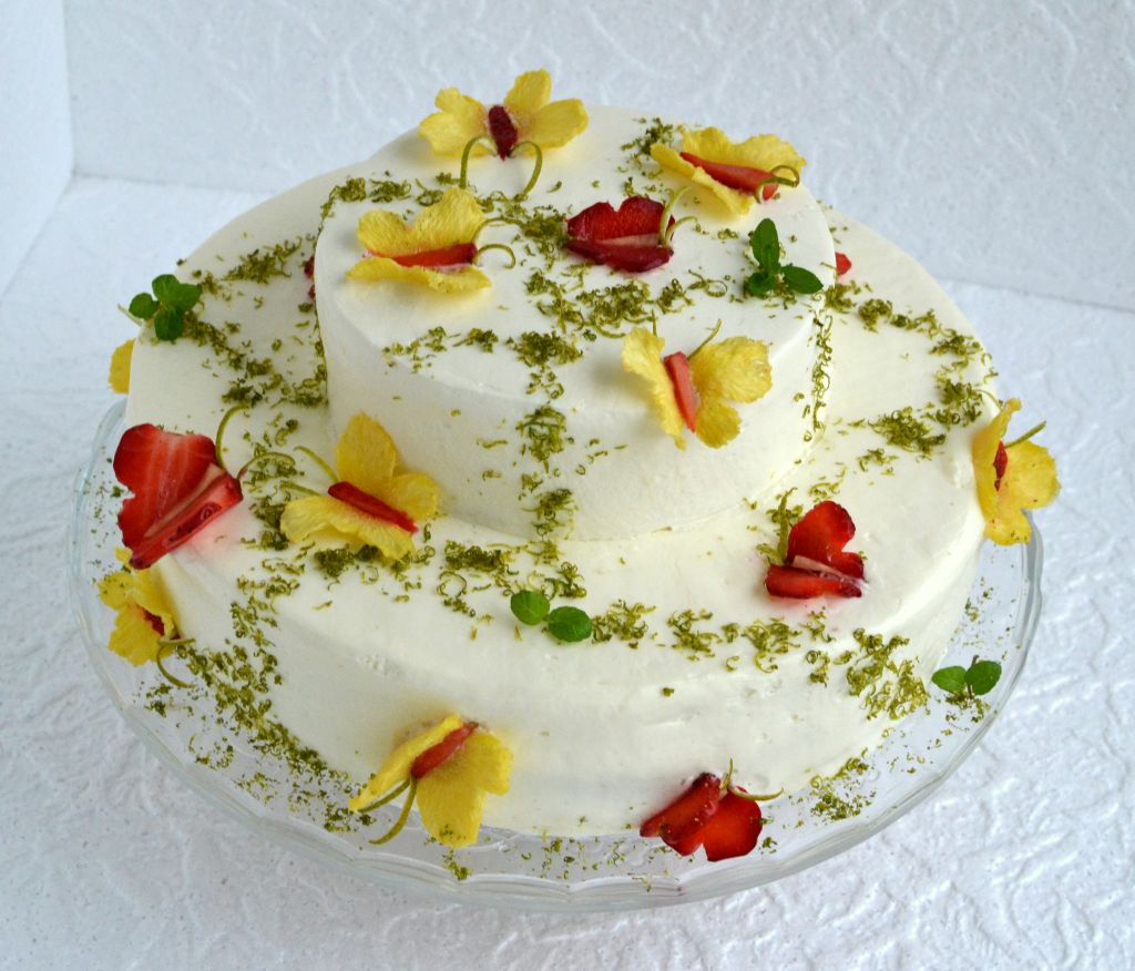Tort truskawkowo-ananasowy