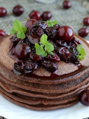 Czekoladowe pancakes z wiśniami