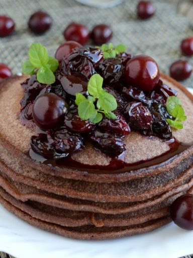 Czekoladowe pancakes z wiśniami