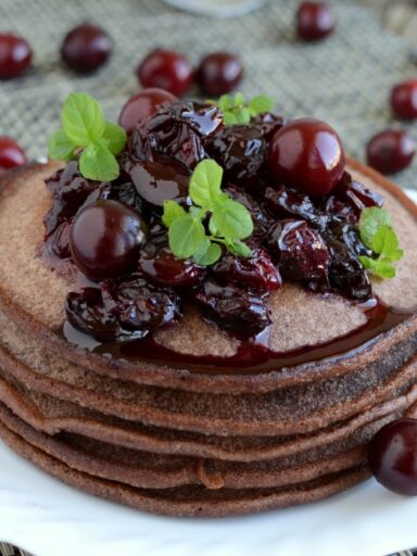 Czekoladowe pancakes z wiśniami
