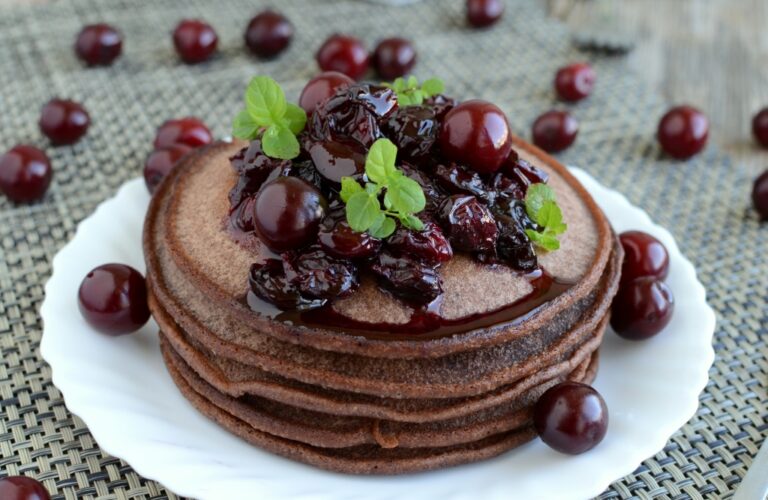 Czekoladowe pancakes z wiśniami
