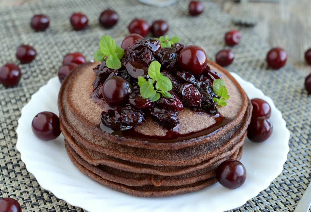 Czekoladowe pancakes z wiśniami