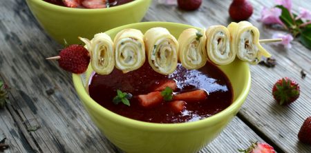 Zupa truskawkowa z naleśnikami