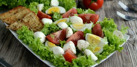 Sałatka z mozzarellą i pomidorami