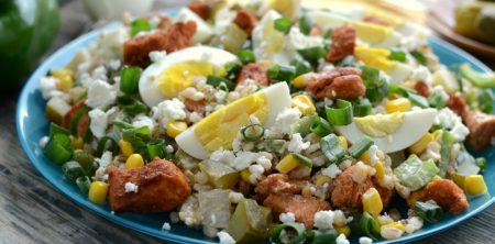 Sałatka z pęczakiem, fetą i kurczakiem