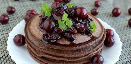 Czekoladowe pancakes z wiśniami