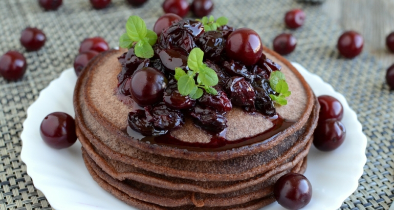 Czekoladowe pancakes z wiśniami