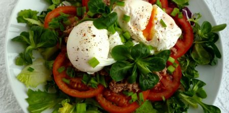 Jajko w koszulce z tuńczykiem i pomidorami