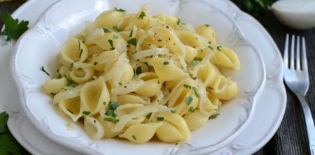 Makaron w sosie cebulowym