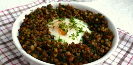 Kasza gryczana zapiekana ze szpinakiem i jajkiem